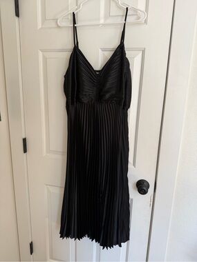 Ava & Viv Black Pleated V-Neck Dress